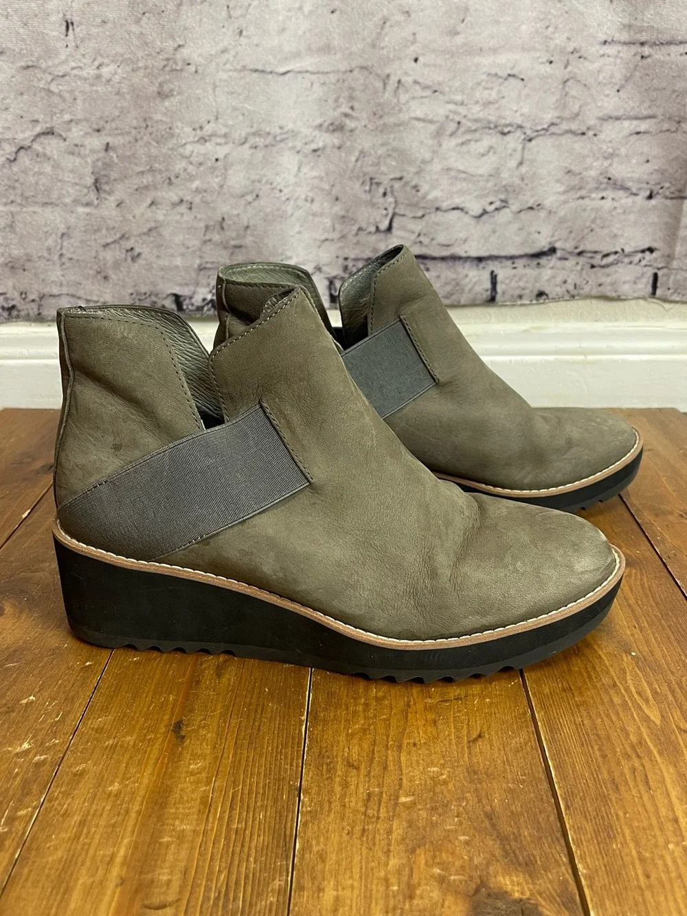 Eileen Fisher size 7.5 mushroom taupe colored Nubuck lark booties
